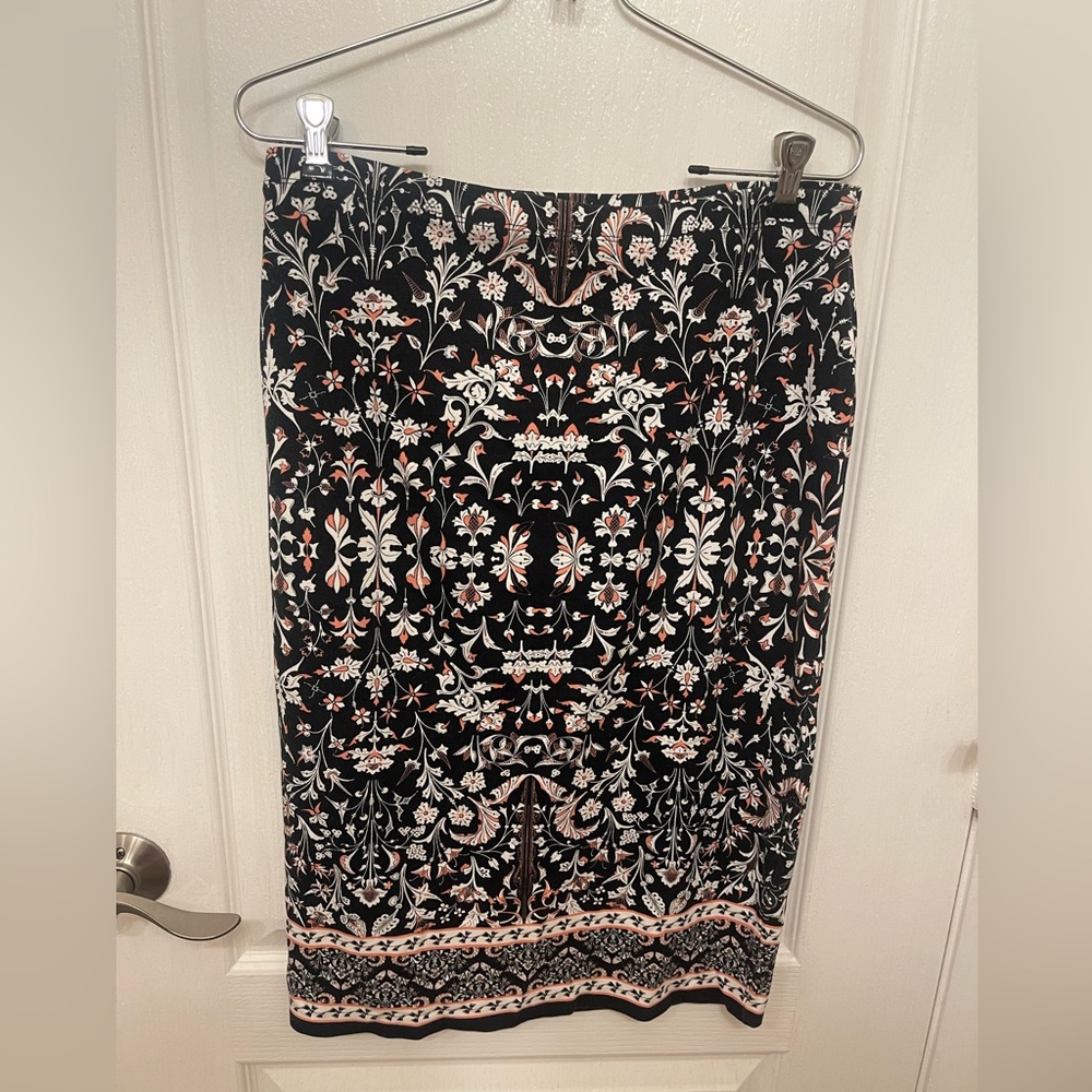 Max Studio Black, White, peach floral pencil stretch pull skirt on SZ M